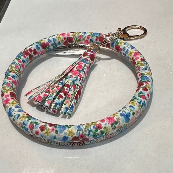 Multicolored Flowers White & Floral Keychain Bracelet with Tassel NWT - Picture 3 of 6